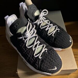 Nike LeBron XVIII Black/ White Shoes Sz 5.5y